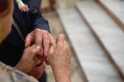 結婚50年 金婚式 のマナーやおすすめのプレゼントについて 結婚指輪人気ランキング Willmari